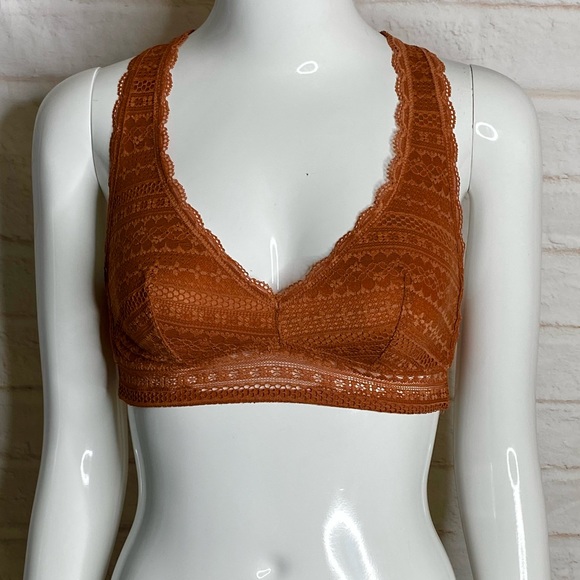 2 Victoria’s Secret lace bra and Pink  Sport  bra size S/P - Picture 7 of 11